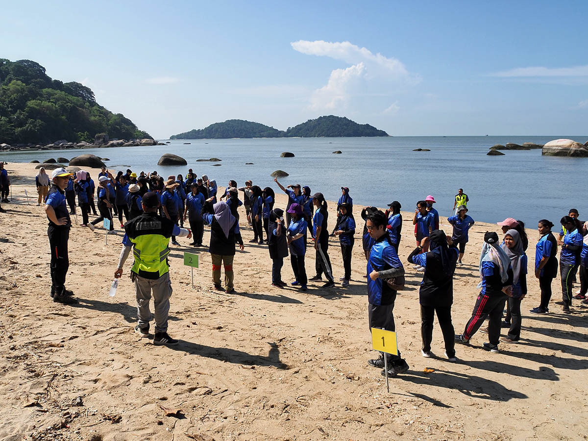 Cleaning of Pantai Esen beach (Penang FIZ2 Factory)