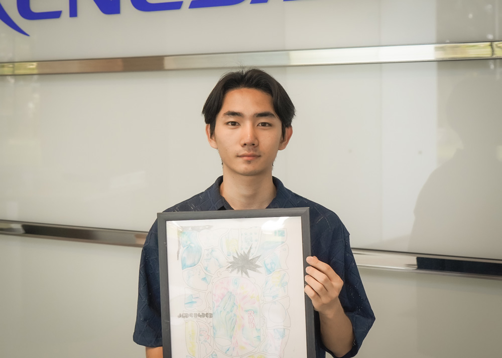 Photo of Mr. Ujitoshi Akasa with one of his past works