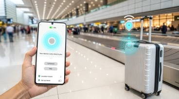 Hand holding phone with luggage finder device screen tracking suitcase location in an airport
