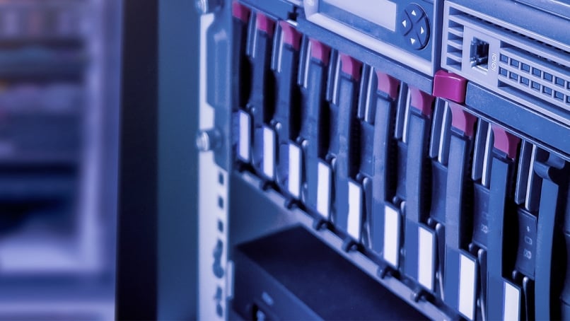 Storage server for web and data in data center room